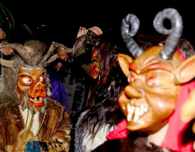 Alte urige Holzmasken , Pelzkostüme und Glockengürtel haben sich diese Mitspieler aus dem Maskenmuseum Diedorf für den Lauf kostenlos ausgeliehen.