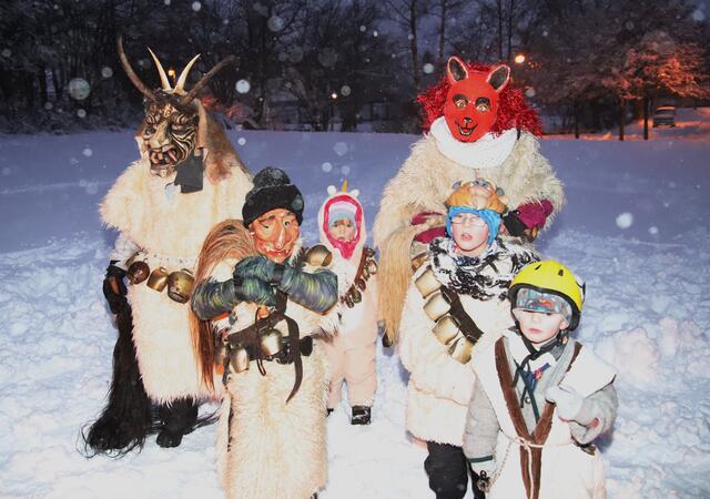 Ganz besonders viel Spass macht es natürlich auch unseren jugendlichen Mitspielern, deren Tiermasken dann freilich nicht aus schwerem Holz sondern Papier oder Plastik bestehen.
