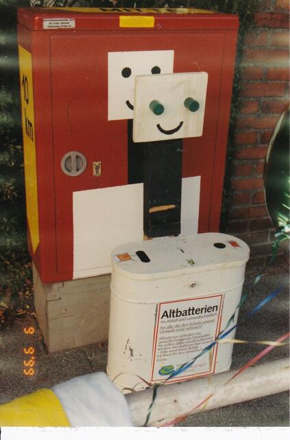 Bremen, 9. September 1999: "BACO" aus der Schule Osterholz vor dem Schaltkasten vor der Schule Osterholz