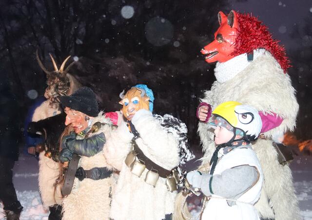 Ganz begeistert sind auch unsere jugendlichen Mitspieler, die sich neben warmen Fellkostümen und Glockengurten auch die viel leichteren Tiermasken aus Pappmasche oder Plastik im Maskenmuseum Diedorf kostenlos ausleihen konnten.