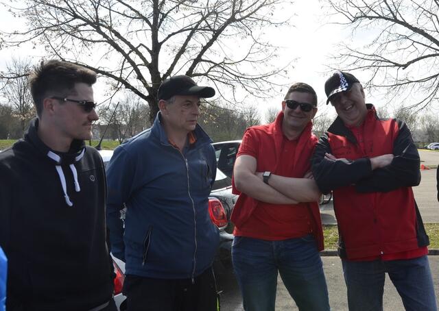 Viel Spaß hatten die MC Vorstände (rechte Seite: Michael Kreutmayr und Heinz Mannweiler) bei der Fahrzeugweihe