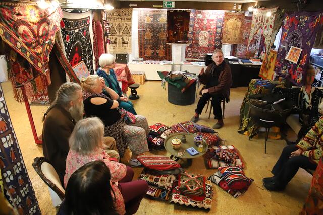 Rainer Braune erzählt im textilen Ambiente der Ausstellung Geschichten, die auch noch die Tage zwischen den 1001 Nächtenmit Spannung erfüllen