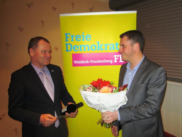 Jochen Rube (rechts) bedankt sich bei seinem Vorgänger im Amt des Kreisvorsitzenden Dieter Schütz, der als hauptamtlicher Beigeordneter beim Landeswohlfahrtsverband Hessen (LWV) tätig ist.