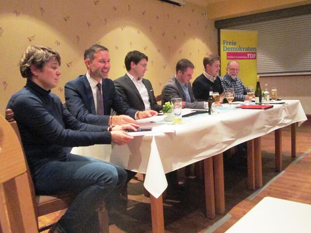 Während der Antragsberatung bei der Kreisdelegiertenversammlung der Freien Demokraten: Susanne Günther, Stefan Dittmann, Stefan Sommer, Jochen Rube, Versammlungsleiter Elias Knell und Schatzmeister Heinz-Dieter Helfer.