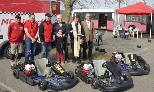 Vorstandschaft, Stadtpfarrer und Politprominenz bei der Fahrzeugweihe 2019