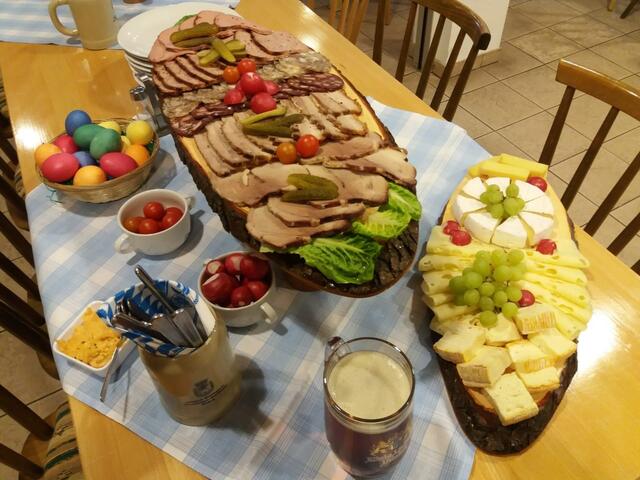 Zünftige Brotzeit beim Starkbierfest