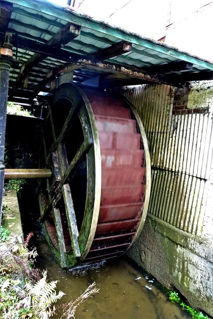 das oberschlächtige Wasserrad der Untermühle, es wird über einen Mühlgraben mit dem Wasser der Eine angetrieben