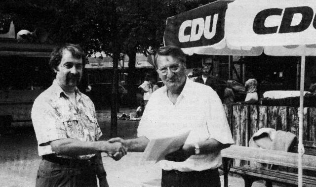 CDU-Sommerfest 1993 auf dem Fiedelerplatz mit Arno Kirse (r.), dem späteren Bezirksbürgermeister.