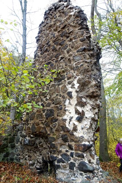 seit über 600 Jahren steht dieser imposante, bizarre Rest des einstigen Kirchturms der Volmannröder Kirche. Im Volksmund spricht man auch von der wüsten Kirche