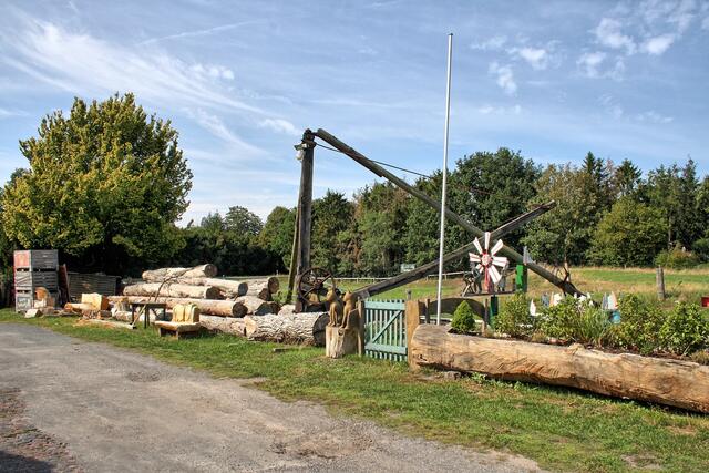 Holzlagerplatz für die windbetriebene Sägemühle