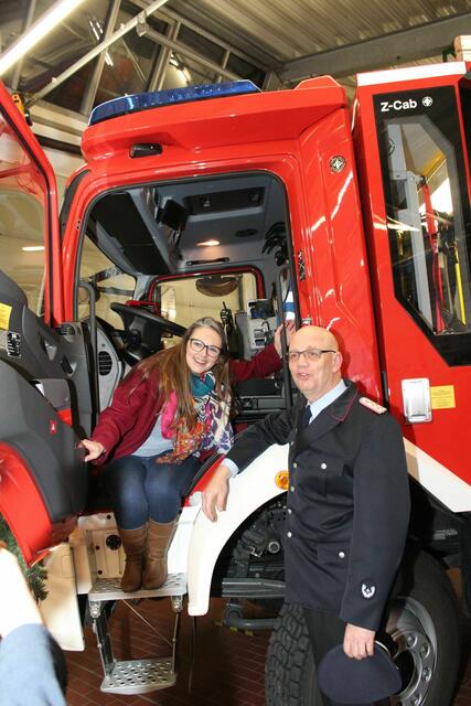 Bürgermeisterin Ramona Schumann und Stadtbrandmeister Henning Brüggemann freuen sich das Fahrzeug übergeben zu dürfen