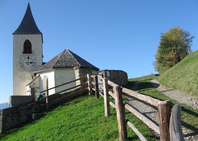 Kirchlein St. Jakob, beim Ort Afers. Dieser Ort klebt förmlich terrassenartig an den Berghängen. Mitten durch den Ort, windet sich das schmale Bergsträsschen hinauf zum Würzjoch. Viele Berghöfe und deren Zufahrt sind mit Stützmauern abgesichert.