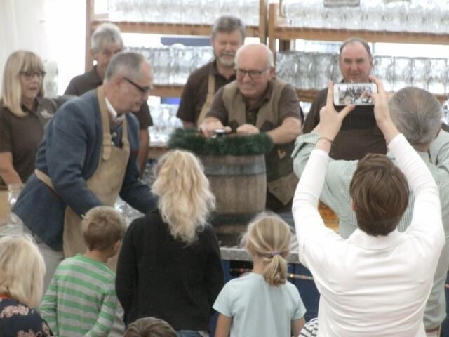 Bieranstich durch 1. Bgm. Michael Wörle