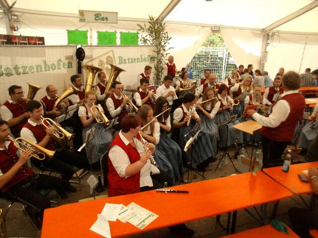 Die Musikkapelle Batzenhofen spielt beim Gottesdienst in Augenhöhe zum Publikum