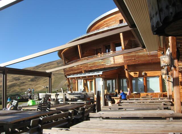 Hier, bei der Rossalm, Rast und Pause in der Sonne. Die Alm war geschlossen. Zum Glück hatte ich ein Getränk dabei und etwas Obst.