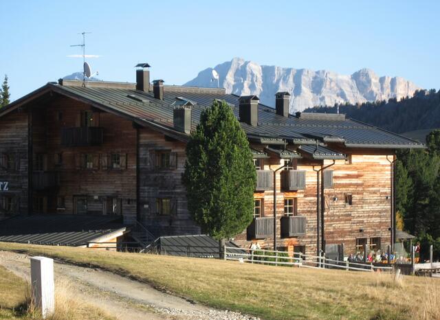 Ütia de Börz. Eine gastliche, moderne Berghütte mit viel Platz für Übernachtungsgäste.