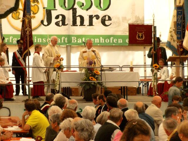 Den Festgottesdienst hielt Abt Theodor Hausmann von Sankt Stephan, unterstützt durch den Ortsgeistlichen Pater Siegfried Hutt SAC