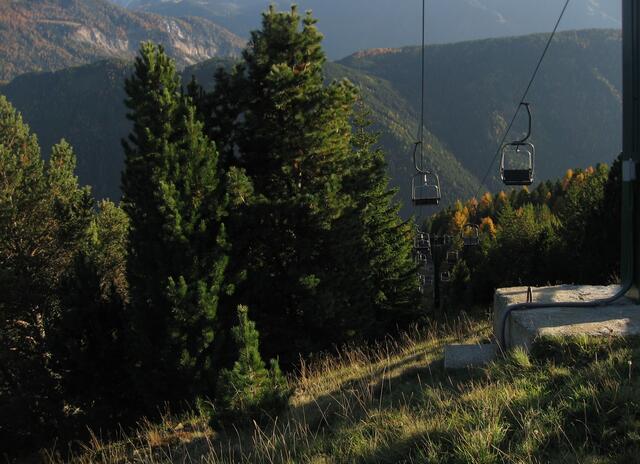 Gut erkennbar: Tiefer Einschnitt hinterm Berg. Dort schlängelt sich das schmale Strässchen durch den Wald ins Villnößtal.