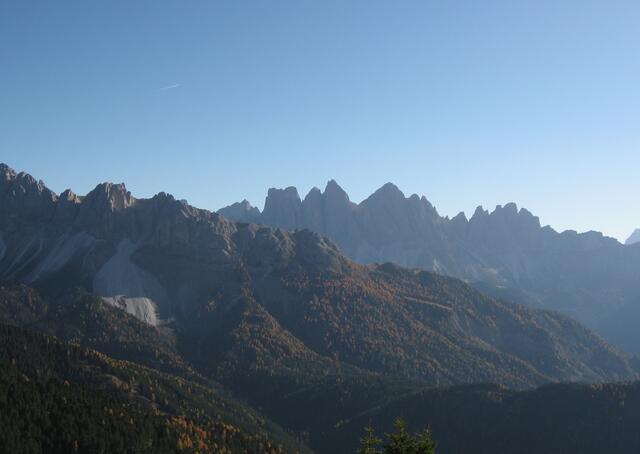 Blauer, wolkenloser Himmel über den Bergzacken.