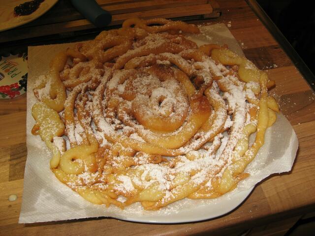 Dieses Foto gehört hier eigentlich nicht dazu. Die Berg- Gaststätte hatte Betriebsruhe. Dennoch zeige ich euch dieses Traditions-Gebäck aus Südtirol. Hier im Foto: Frische Strauben aus meiner Backstube... nur mal so zum "Mund wässrig machen". Das Foto zeigt einen meiner ersten Versuche, dieses leckere Schmankerl  nachzukochen... ich werde noch ein bisschen üben  müssen ;-))) Dennoch: Da blieb kein Bröselchen über...