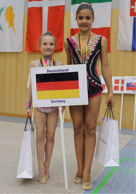 Vertraten Deutschland beim Pastorelli-Cup: Anastasia Fuchs und Vivienne Wehner (v.l.)