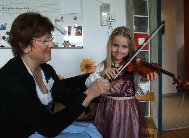 In der Sing- und Musikschule wagen sich auch die Kleinen bereits an die Instrumente ran.
Foto: Siegfried P. Rupprecht
