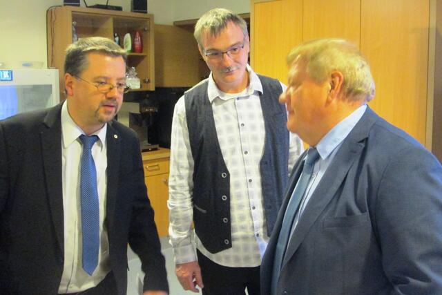 Nach der Versammlung sind Christian Peter, Udo Kratz und der 1. Stadtrat Georg Röse im Gespräch.