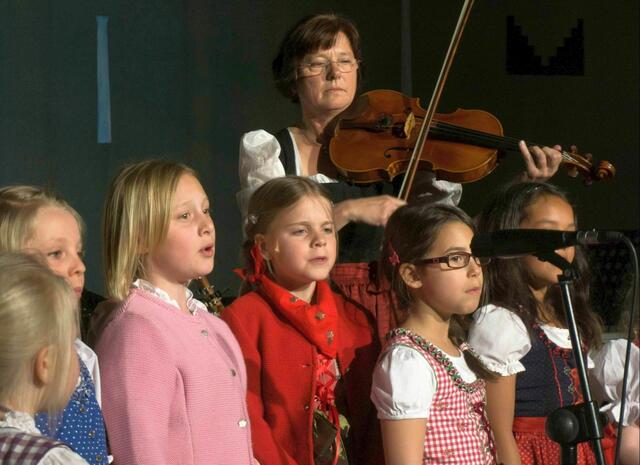Farbig und kontrastreich in ihren Leistungen zeigen sich die Akteure der Sing- und Musikschule Gersthofen.
Foto: Siegfried P. Rupprecht