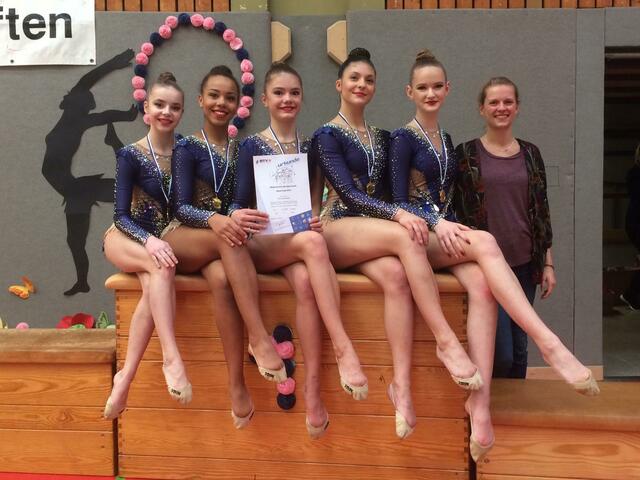 Die FWK-Gruppe mit Irina Golubkova, Alicia Kramer, Sophia Wagner, Mariagrazia Chirulli, Sophie Schaar und Trainerin Kathrin Weiß (v.l.) verteidigten ihren bayerischen Meistertitel zum wiederholten Male