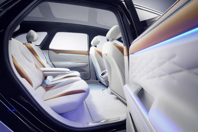 – Das Platzangebot im Fond entspricht dem einer Oberklasse-Limousine. | Foto: © VW / TRD mobil