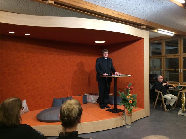 Überaus glücklich über die Fertigstellung des Divano: Stadtpfarrer Pater Steffen Brühl begrüßte alle Freunde, Partner und Unterstützer, die zur Eröffnung des Divano gekommen waren