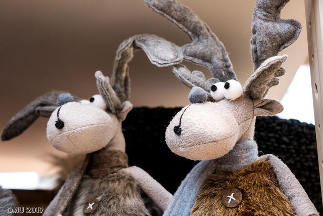 An irgendwen erinnern mich diese Weihnachtselche - aber ich weiß grad nicht, an wen ...