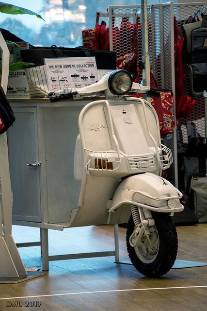 Eine Vespa im Möbelhaus ...