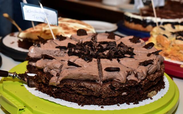 Mmh ...viele Kalorien, aber lecker: das Kuchenbüfett.