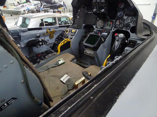Cockpit F 16 Falcon.