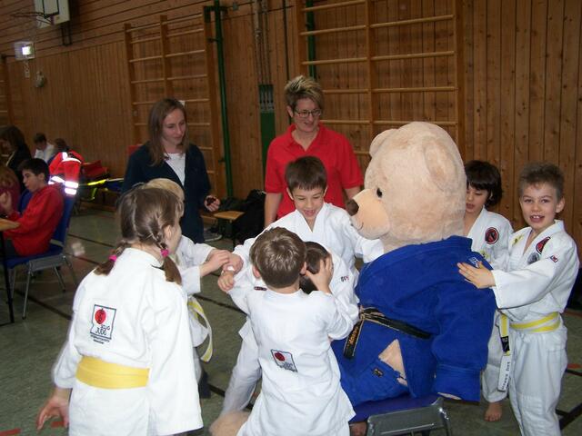 Germeringer Judoka mit Maskottchen "Bärtina"