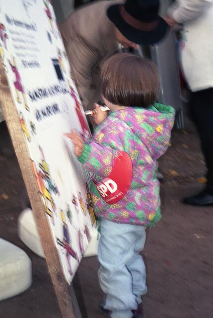 Kinder konnten Plakate bemalen.