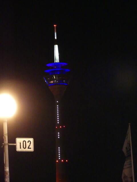 Die Rheinturm Uhr zeigt 19:36 Uhr an