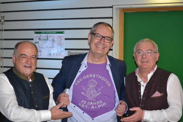 Eine besondere Überraschung war, dass erster Bürgermeister Michael Wörle unter seinem Hemd noch das Original-T-Shirt vom 25-jährigen Jubiläum trug. Michael Wörle ist selbst Alpin-Mitglied.
