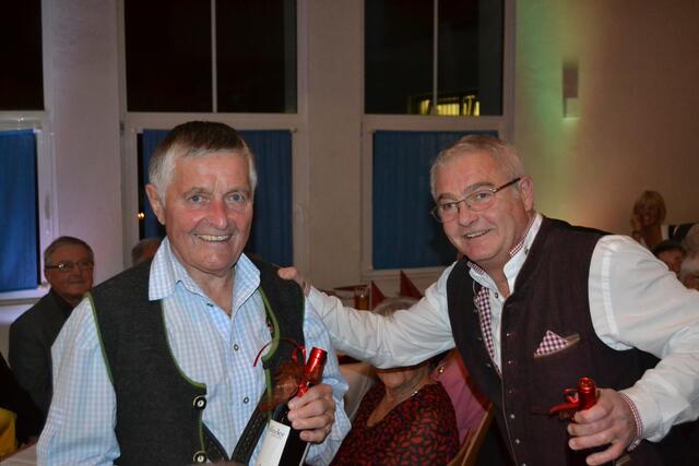 Unter den Besuchern waren auch einige der Gründungsmitglieder. Hier Werner Mayershofer, der vom stellvertretenden Abteilungsleiter mit einer Flasche Wein geehrt wurde.