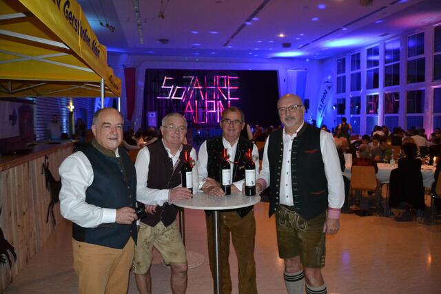 Vier ehemaligen und aktuelle Abteilungsleiter stellten sich zum Foto: Ernst Winter, Dieter Wieland, Toni Schur und Werner Braun (v.l.).