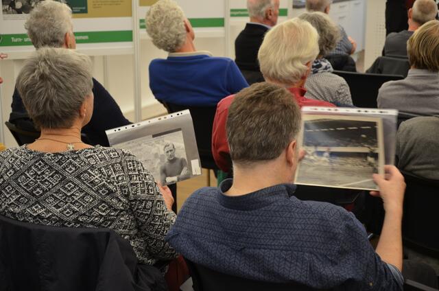 Großes Interesse fanden auch die mitgebrachten Originalfotos von Bert Trautmann.