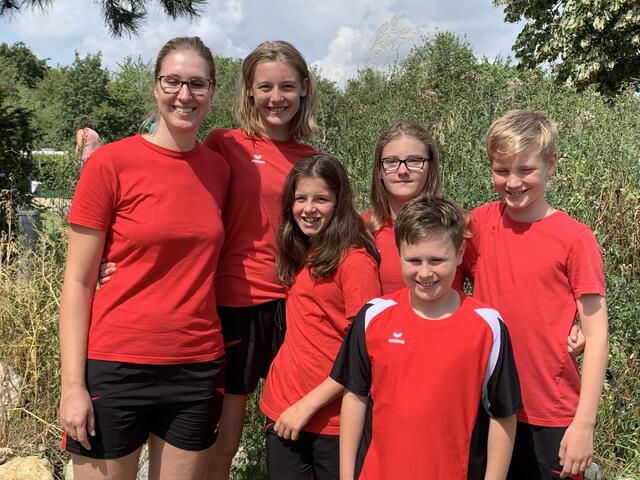 Sebastian Wienand (07), Felix Odau (09), Lena Wolf (07), Elena Moreira dos Santos (07) und Johanna Gölder (06) mit Trainerin Ricarda Reitenauer bei den Bayersischen Meisterchsaften.