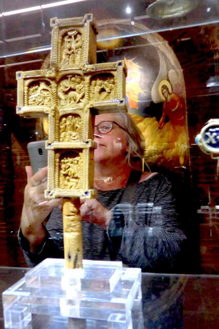 Die Eikonen dieses Kreuzes in den Meteoraklöstern wurden immer wieder genau  nachkopiert, sie sind alt und festgeschrieben. Meine Frau Gitti ist hier nur Spiegelung, flüchtige Sinnestäuschung (Eidolon)