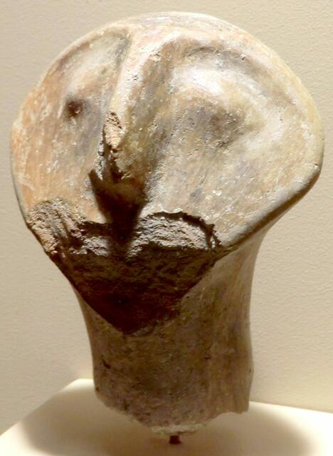 Ein Köpfchen mit abgebrochenem Mundteil 5000 Jahre v.u.Z