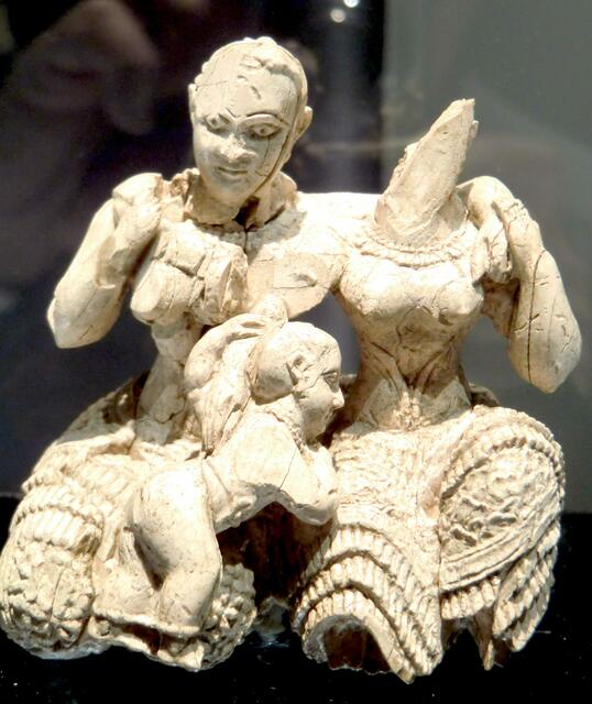 Die Fruchtbarkeitsgöttin Demeter, das junge Mädchen Kore und die greise Persephone: Trinität der Frauen bei den eleusinischen Mysterien. Archaische Gruppe aus Eleusis