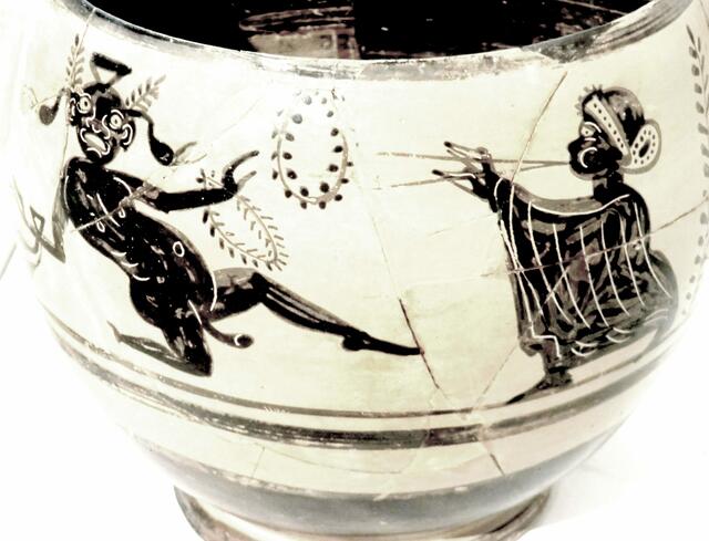 groteskes Maskenspiel auf einer böotischen Vasenmalerei 3. Jhdt.