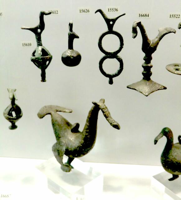 Pferdegeschirrteile der aus Gebiet westlich des Schwarzen Meeres einfallenden indogermanischen Reitervölker der Dorer mit Vogeldarstellungen