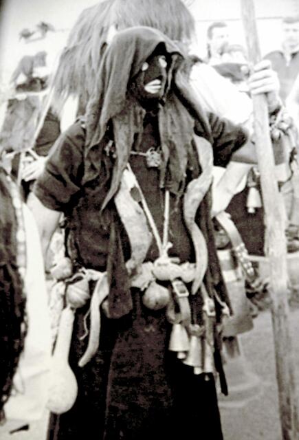 Baubo, Baba eine alte dunkle und stille Frau: Ist sie die Göttin Demeter selbst auf der Suche nach Ihrer Tochter Persephone, oder wirklich nur Ihre grotesk unflätige Dienerin. Baba jaga, die Verschlingende, in anderen slawischen Mythen, ist unserer Meinung nach keine weitere andere Dämonin.