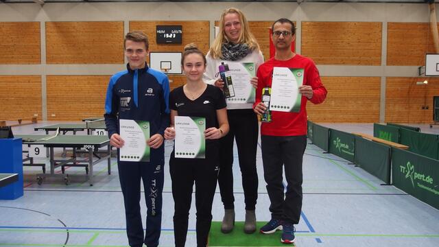 Die Sieger im Mixed der B-Klasse: 1. Platz v.l. Angela Tuffentsammer (PSV) und Niranjan Kanagasundaram (SV Ried).